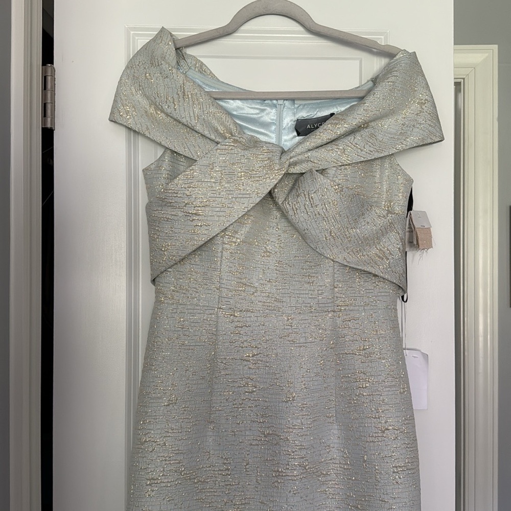 Elegant Alyce Paris Aqua Gold Textured Gown. Never worn. Smoke free home - Picture 10 of 13